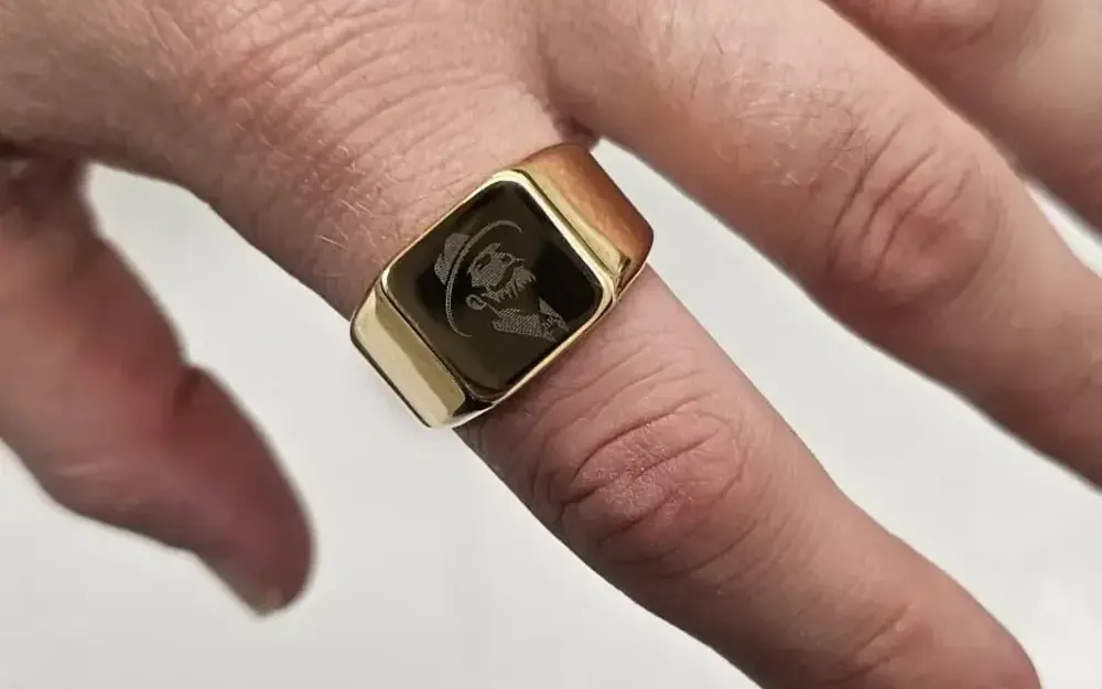 Goldfarbener Ring mit Kirmis Brothers Gravur