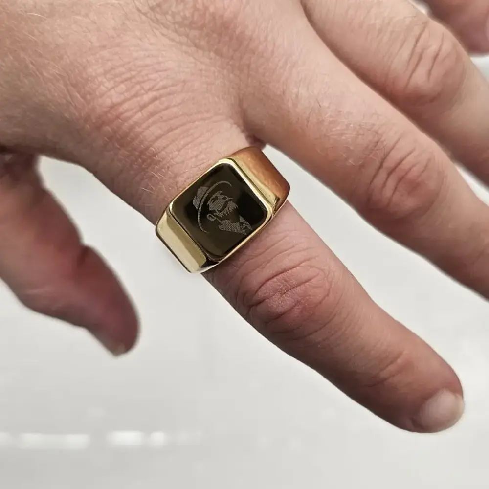 Goldener Ring mit Gravur